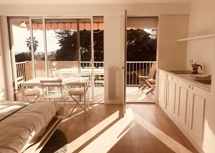 Seaside Appartment With Terrasse In Menton Garavan